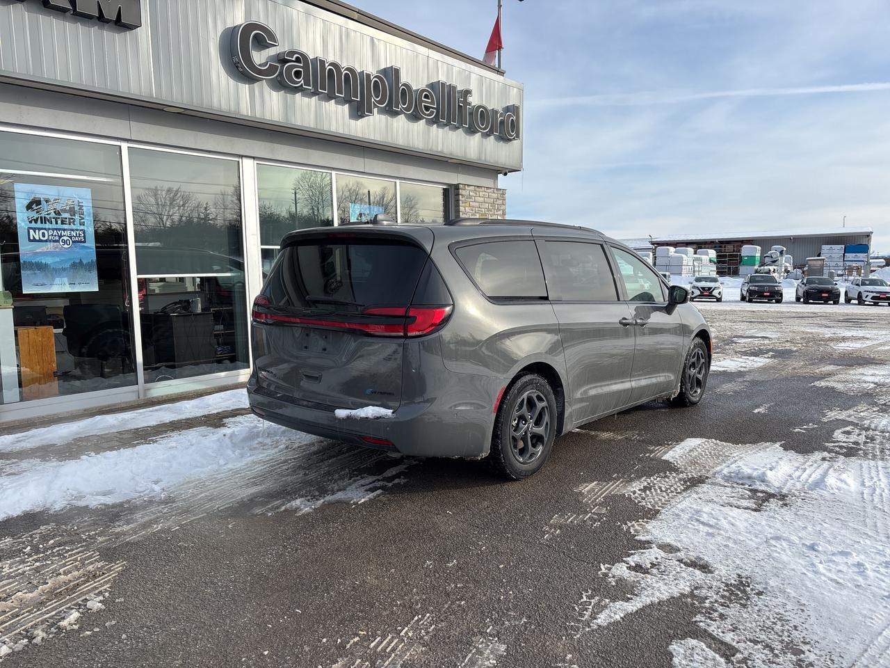 2022 Chrysler Pacifica Hybrid Limited Photo4