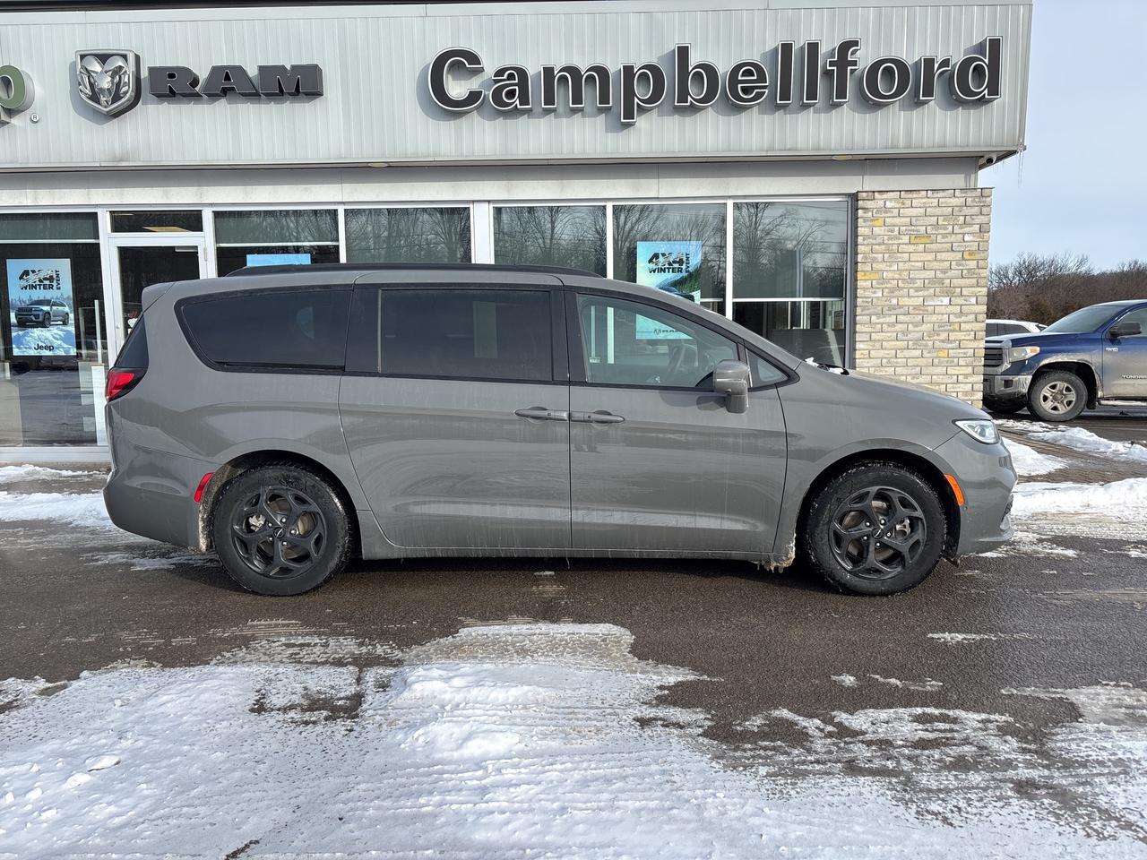 2022 Chrysler Pacifica Hybrid Limited Photo3