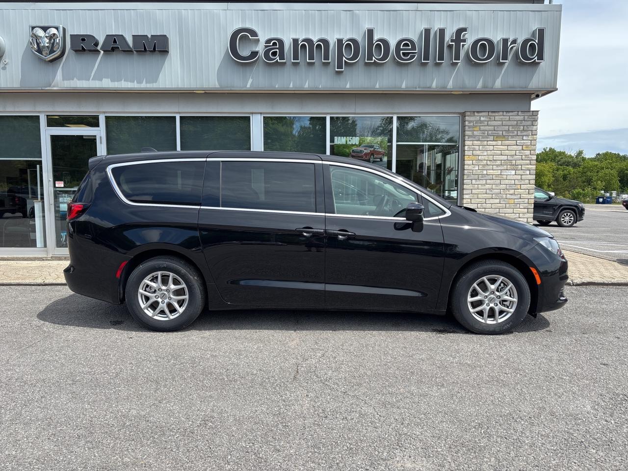 2024 Chrysler Grand Caravan SXT Photo