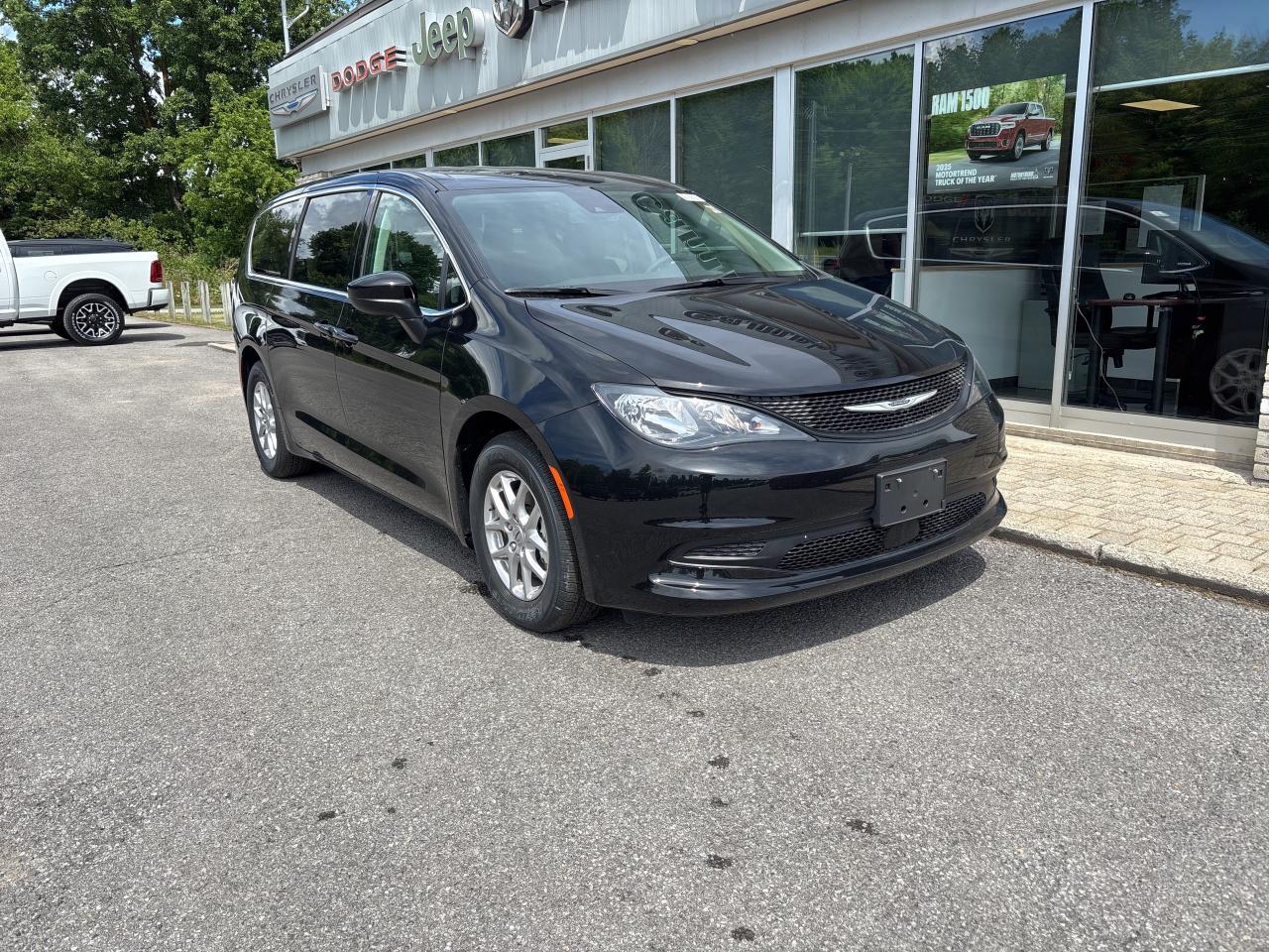 2024 Chrysler Grand Caravan SXT Photo2