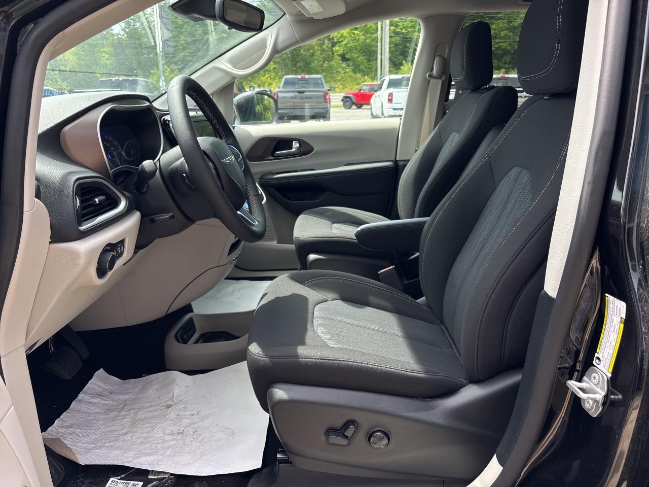 2024 Chrysler Grand Caravan SXT Photo