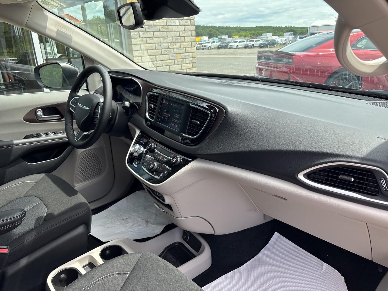 2024 Chrysler Grand Caravan SXT Photo