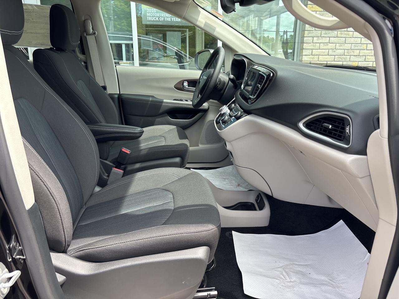 2024 Chrysler Grand Caravan SXT Photo