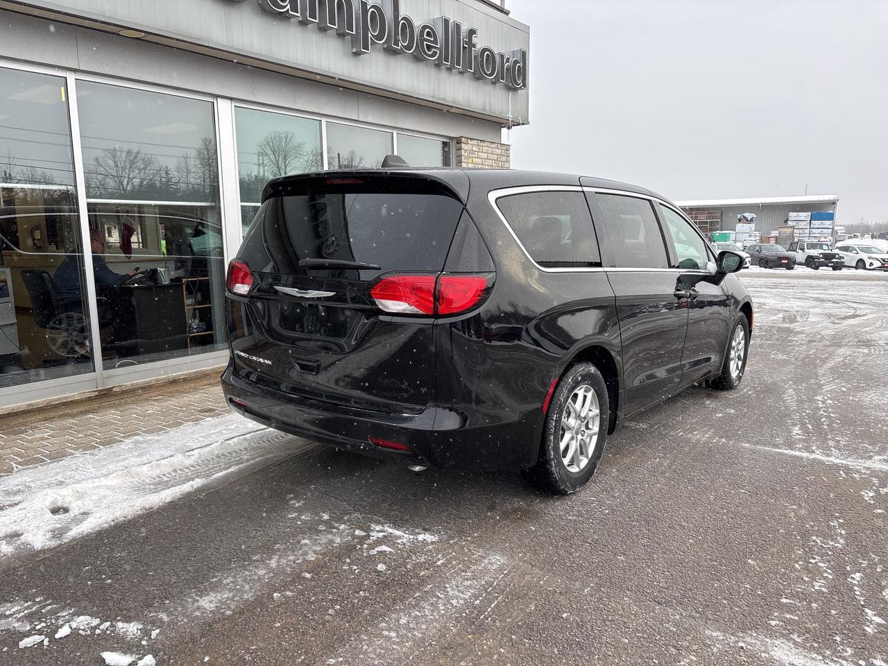 2024 Chrysler Grand Caravan SXT Photo4