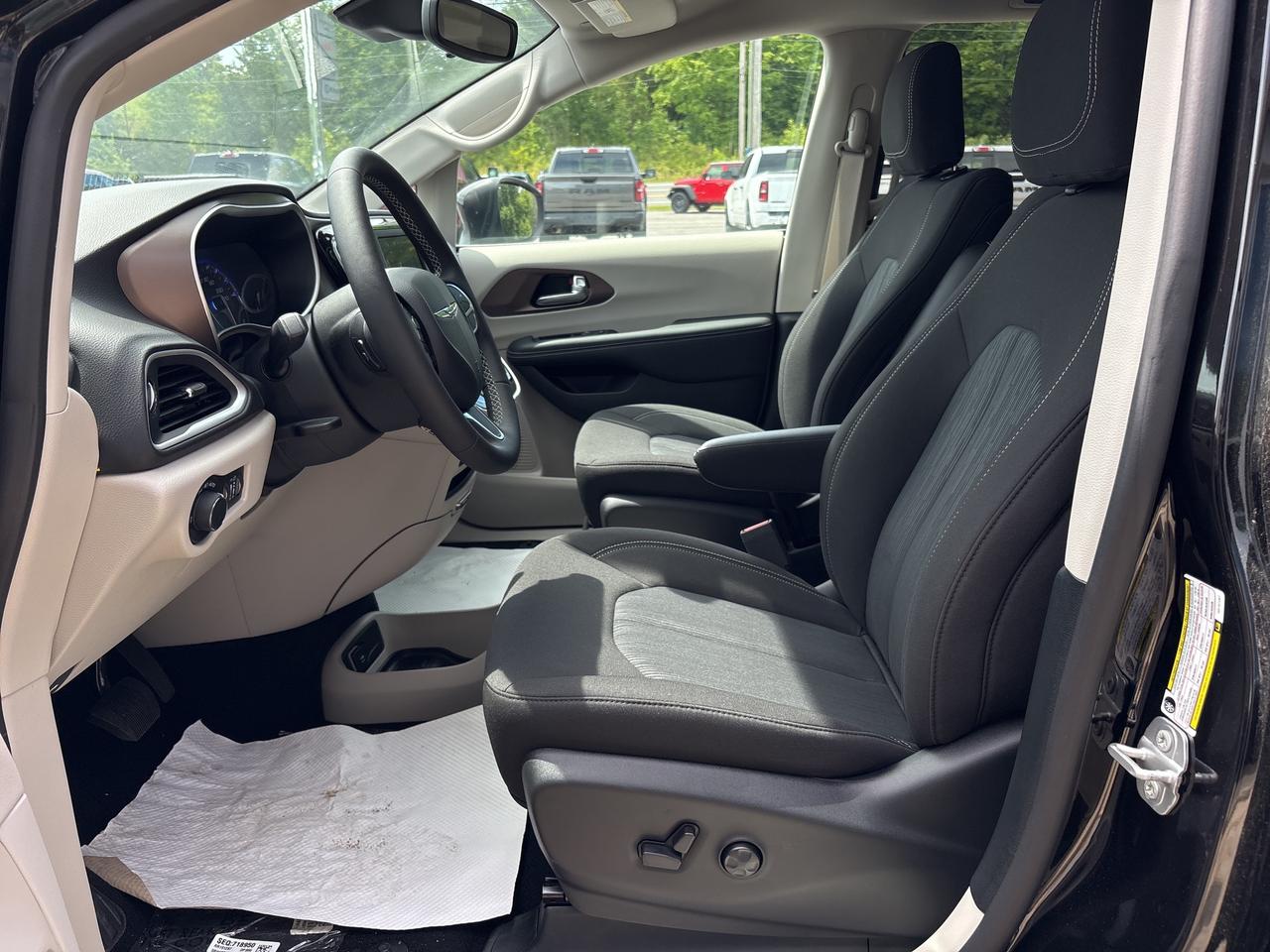 2024 Chrysler Grand Caravan SXT Photo