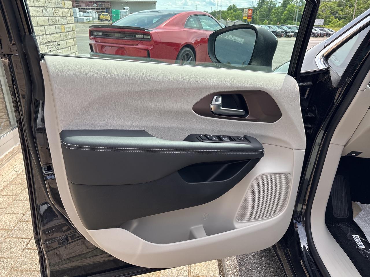 2024 Chrysler Grand Caravan SXT Photo