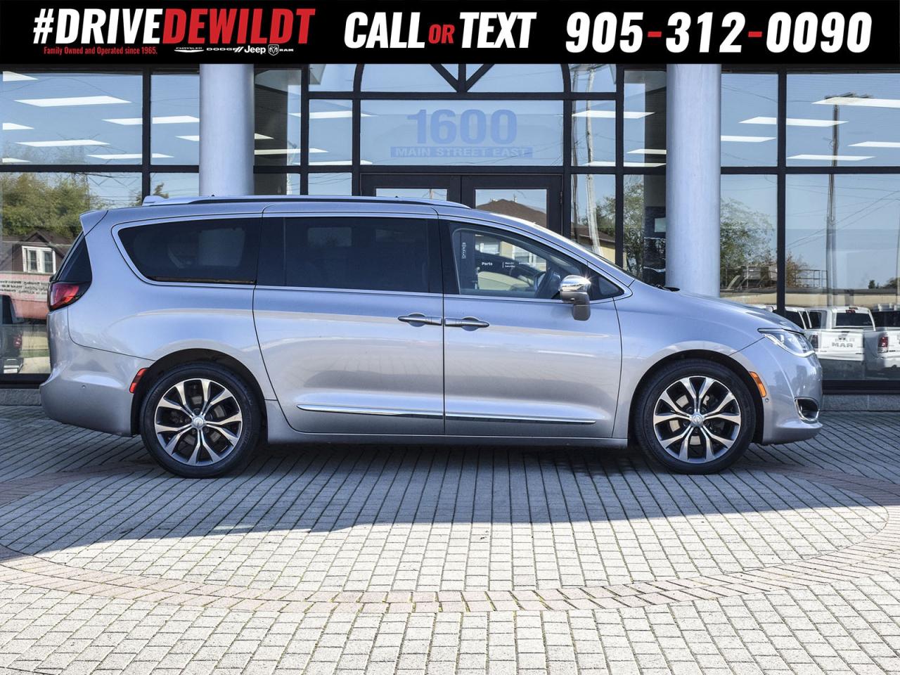 2017 Chrysler Pacifica LIMITED   THEATER GROUP   ADVANCED SAFETY GRP Photo4