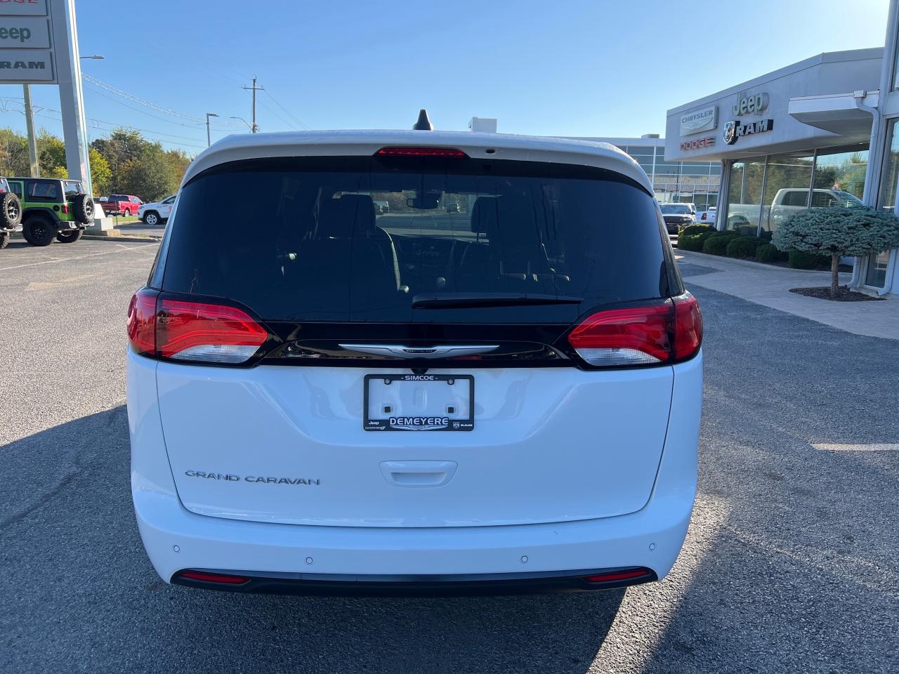 2025 Chrysler Grand Caravan SXT Photo3