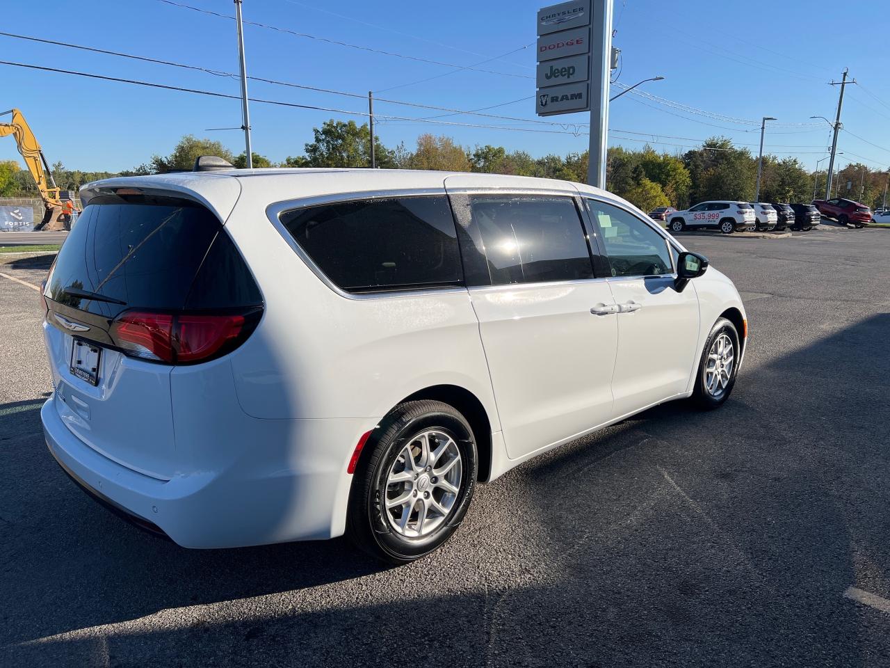 2025 Chrysler Grand Caravan SXT Photo4