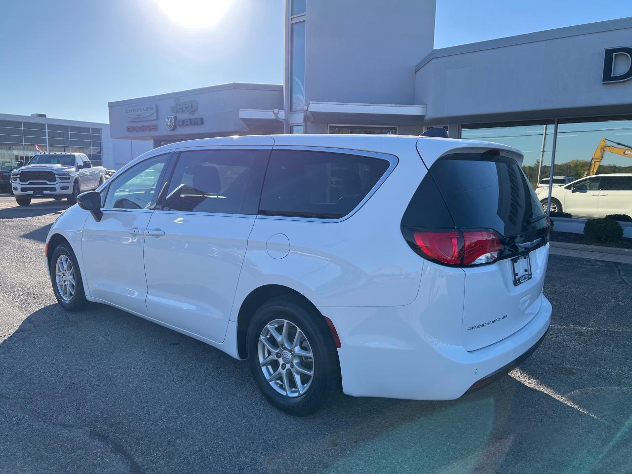 2025 Chrysler Grand Caravan SXT Photo2