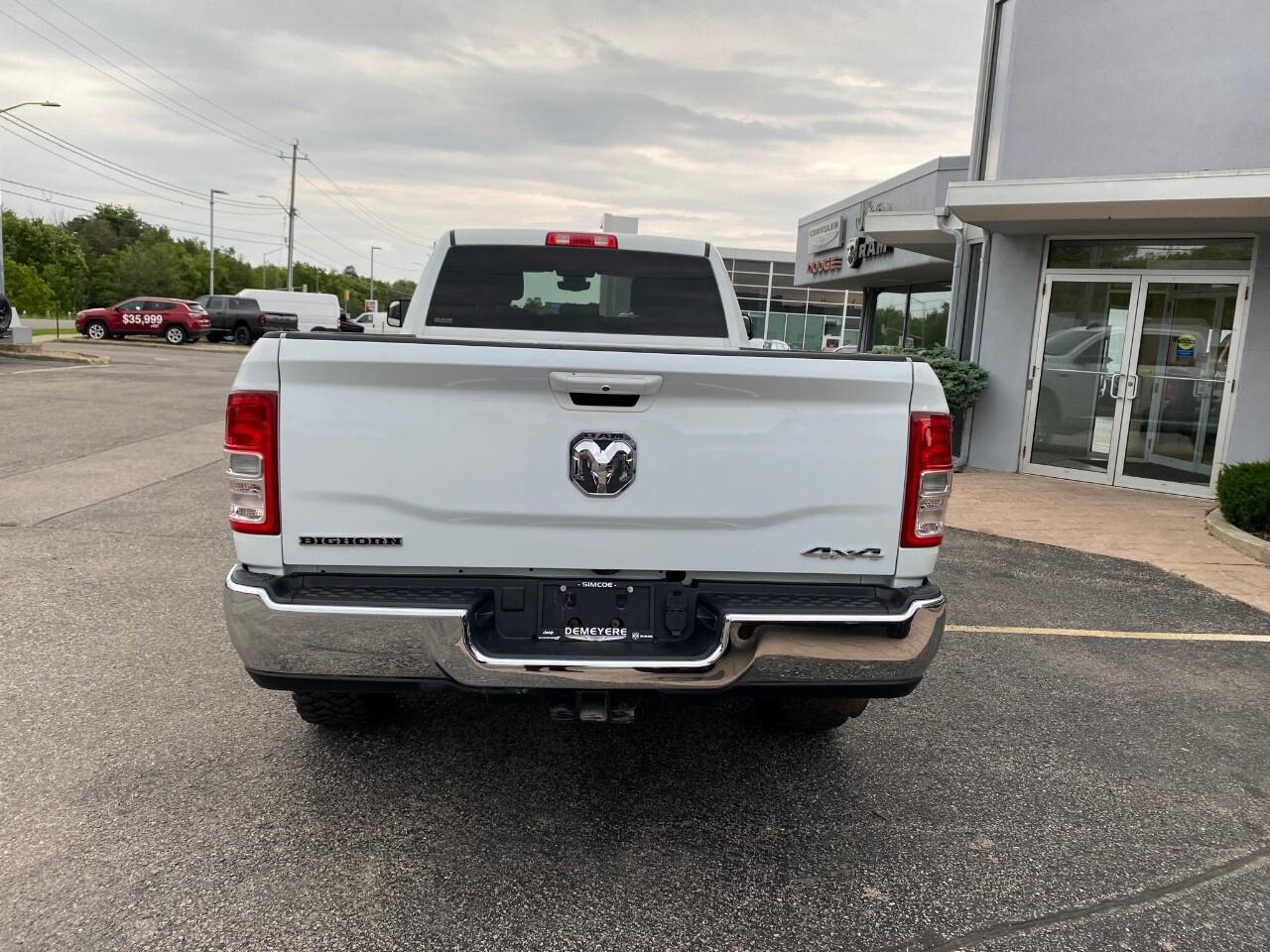 2022 RAM 3500 Big Horn 4x4 Crew Cab 8' Box Photo3