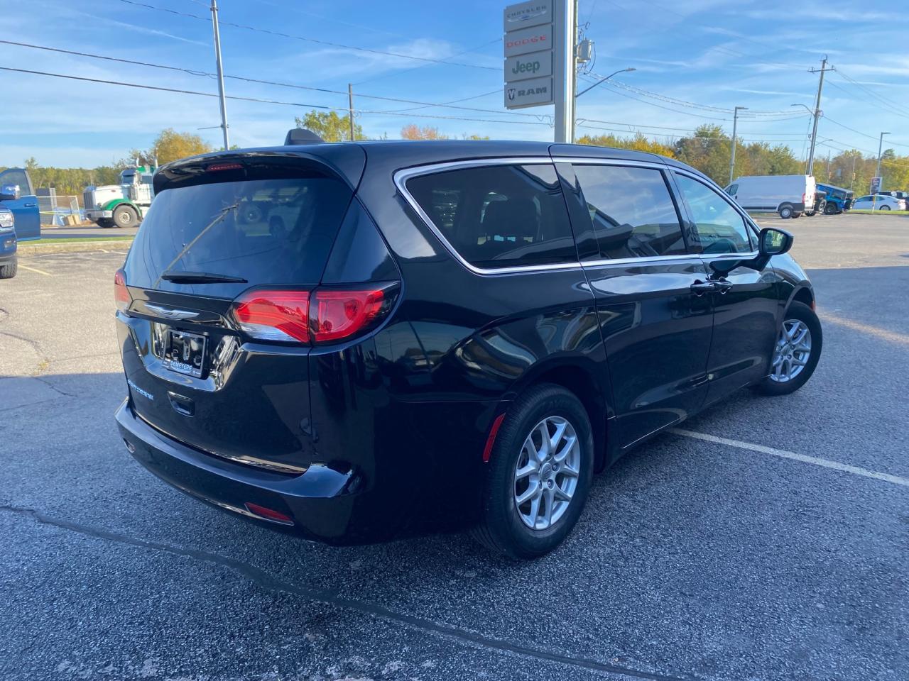 2024 Chrysler Grand Caravan SXT Photo