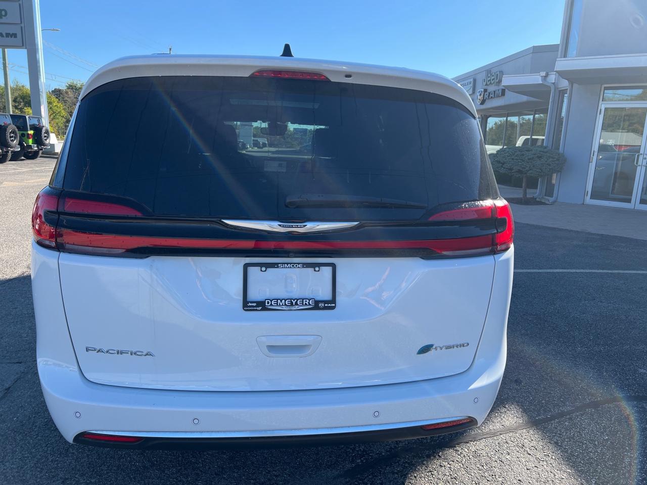 2024 Chrysler Pacifica Hybrid Pinnacle Photo