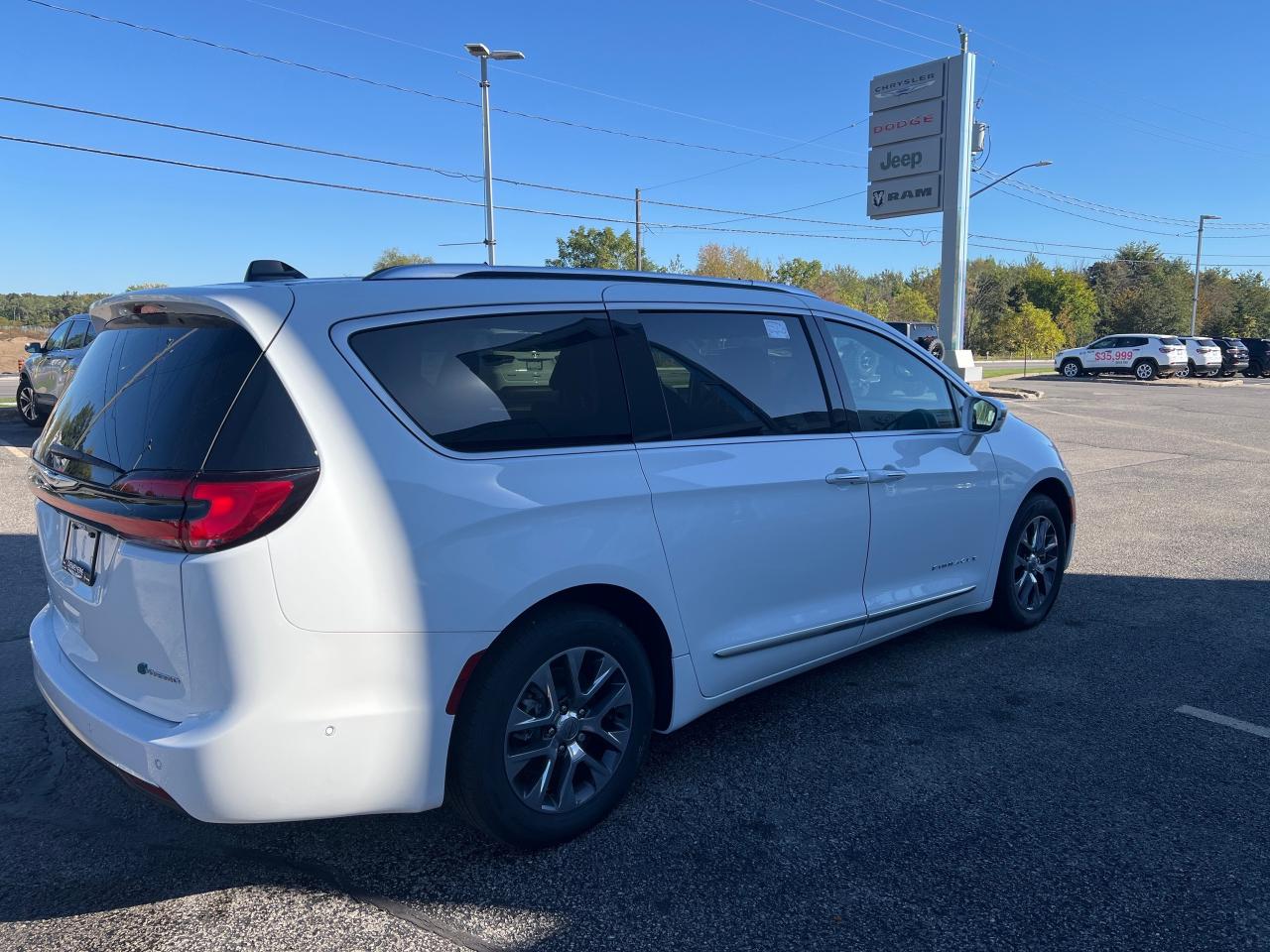 2024 Chrysler Pacifica Hybrid Pinnacle Photo