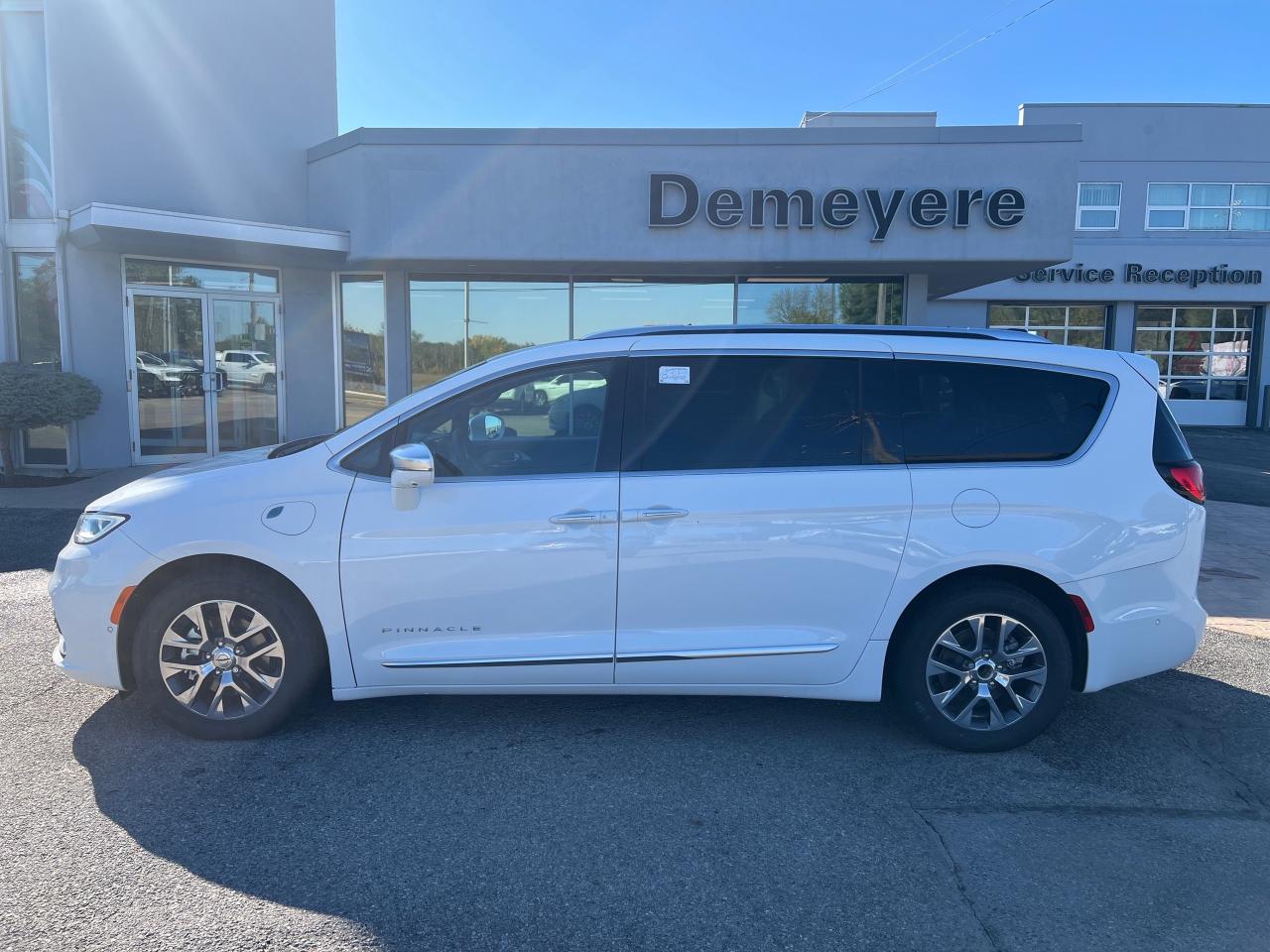 2024 Chrysler Pacifica Hybrid Pinnacle Photo