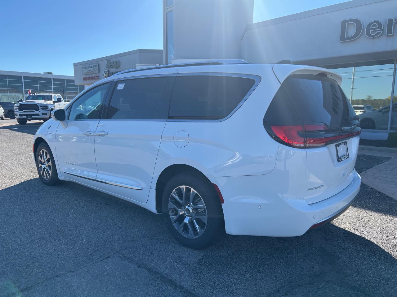 2024 Chrysler Pacifica Hybrid Pinnacle Photo