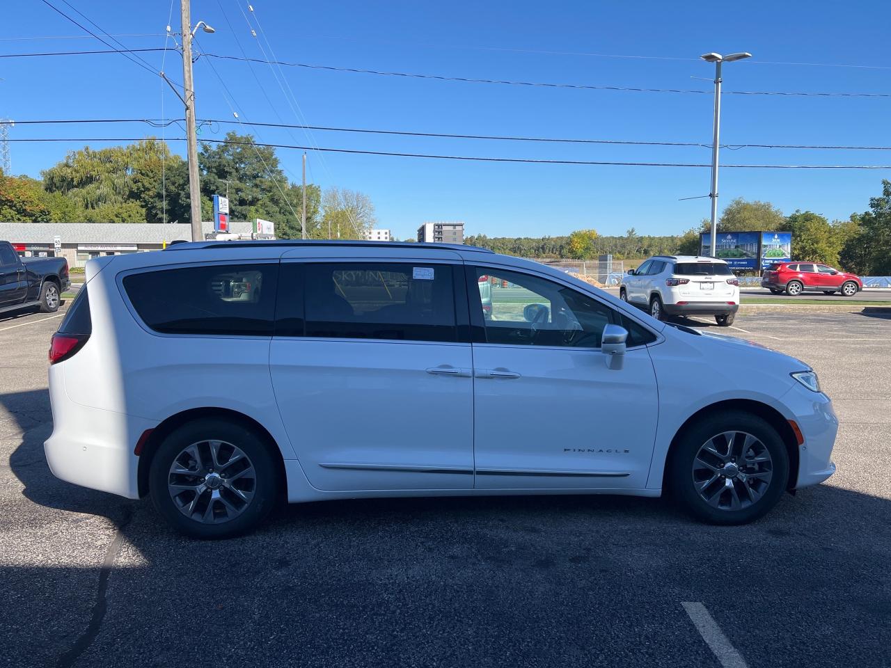 2024 Chrysler Pacifica Hybrid Pinnacle Photo