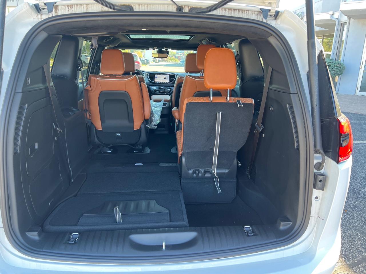 2024 Chrysler Pacifica Hybrid Pinnacle Photo