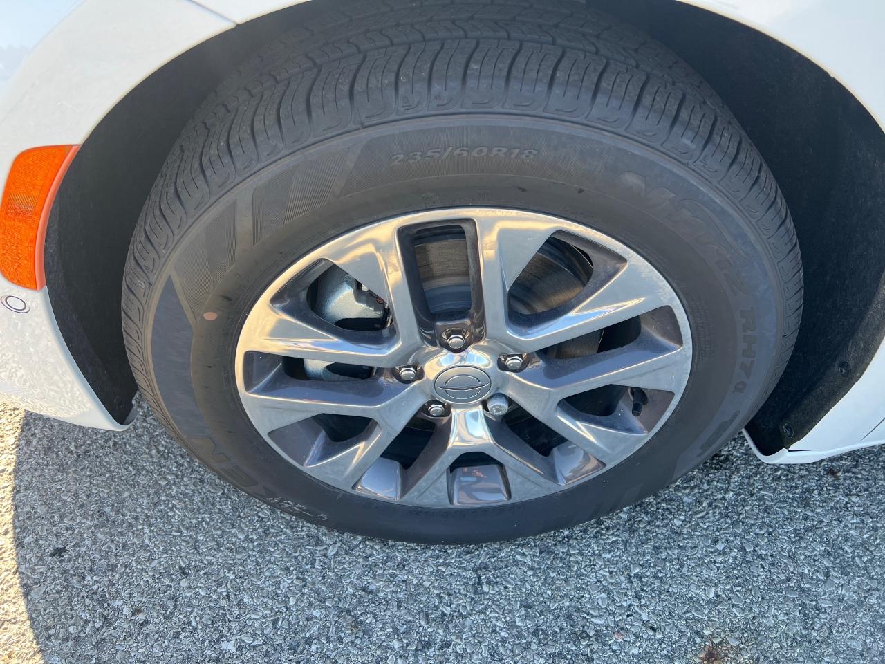 2024 Chrysler Pacifica Hybrid Pinnacle Photo