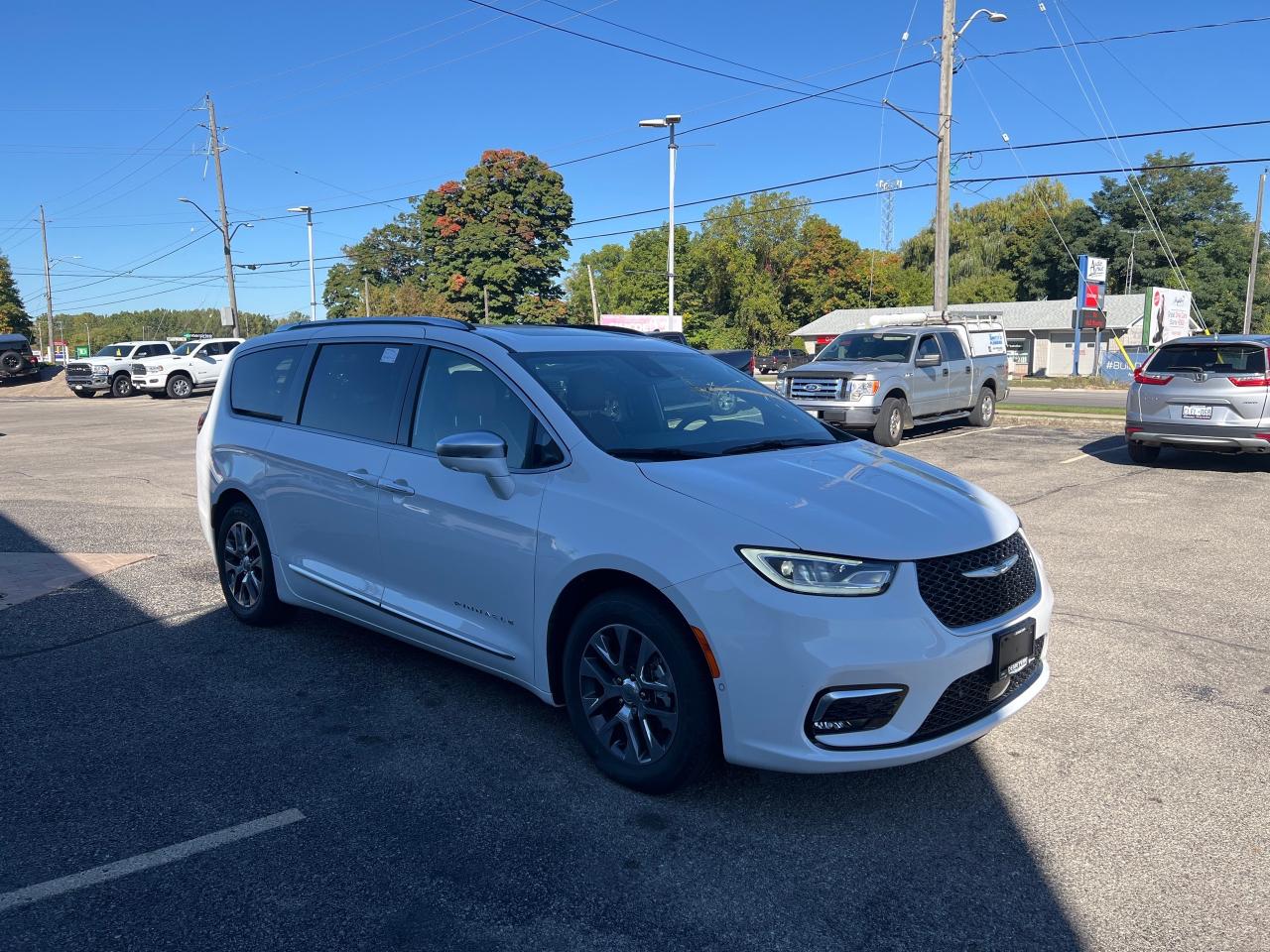 2024 Chrysler Pacifica Hybrid Pinnacle Photo