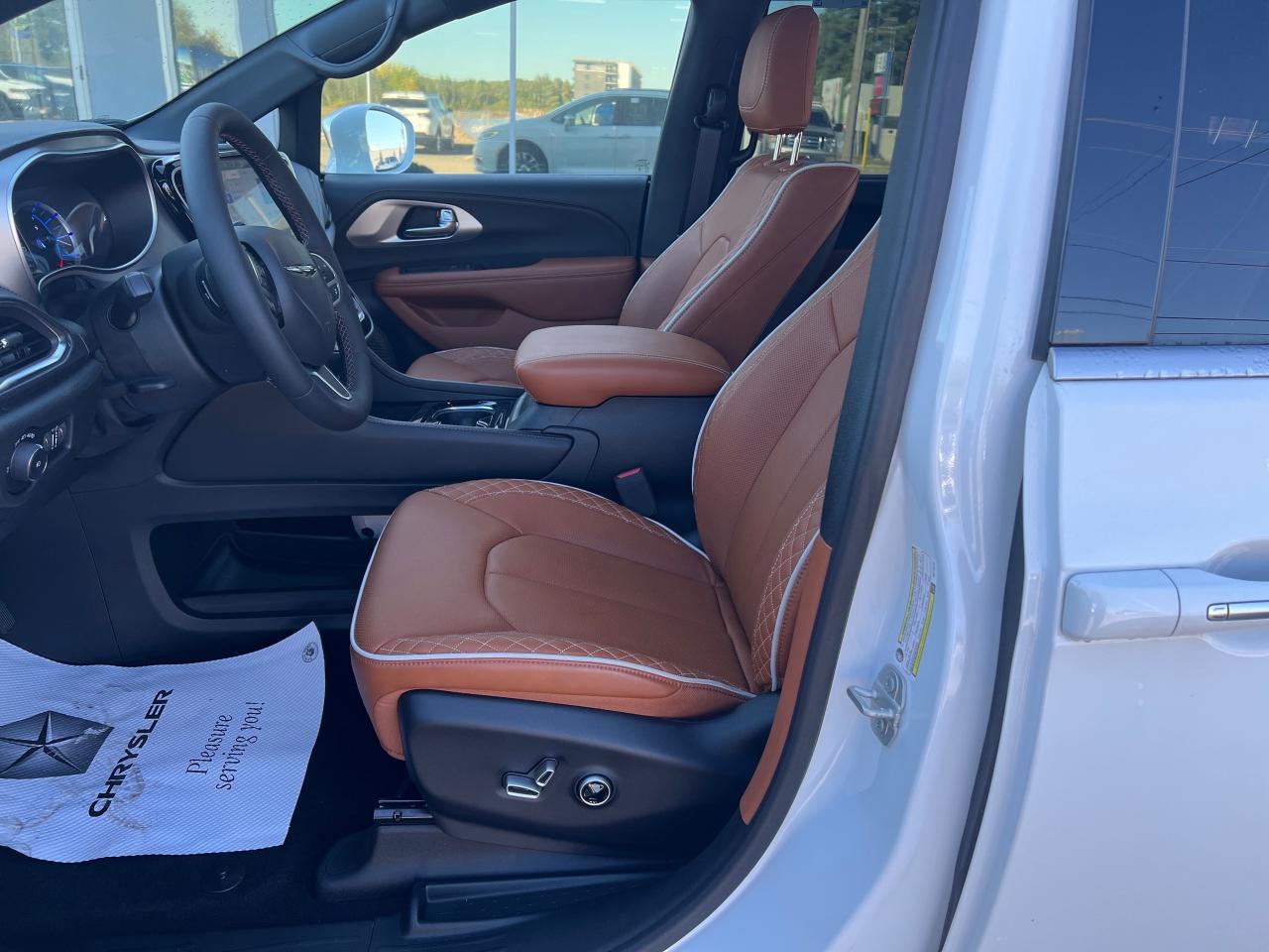 2024 Chrysler Pacifica Hybrid Pinnacle Photo