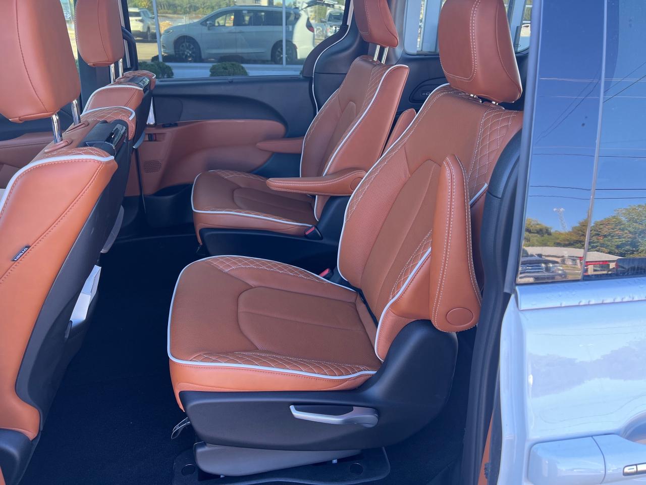 2024 Chrysler Pacifica Hybrid Pinnacle Photo