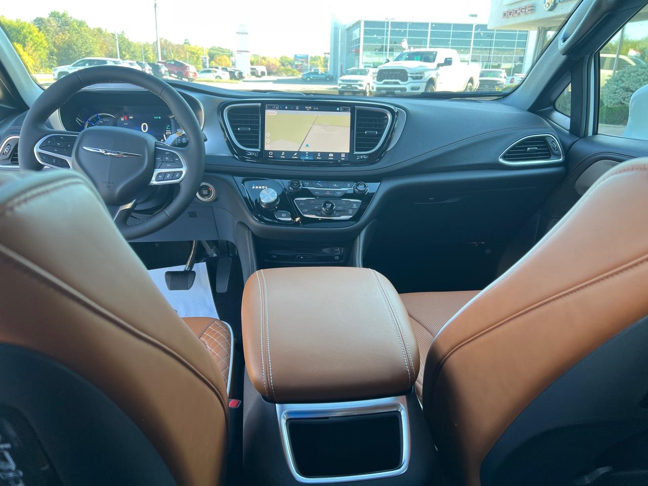 2024 Chrysler Pacifica Hybrid Pinnacle Photo