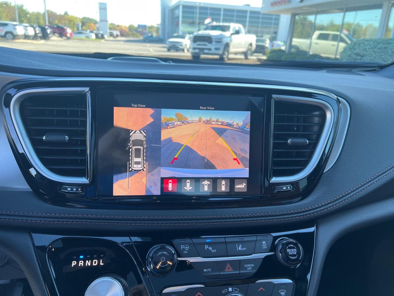 2024 Chrysler Pacifica Hybrid Pinnacle Photo