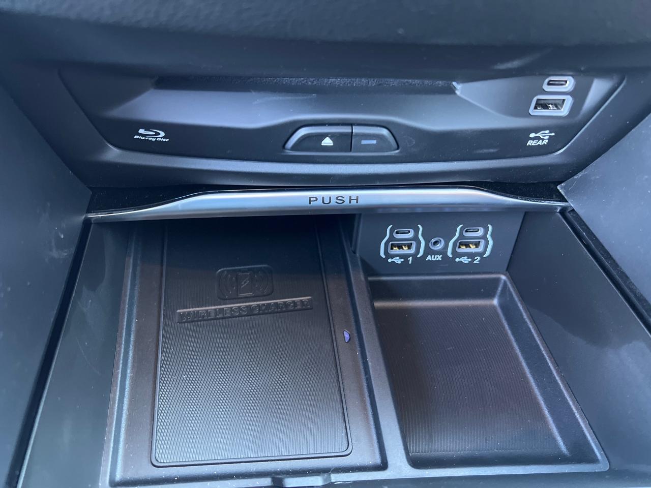 2024 Chrysler Pacifica Hybrid Pinnacle Photo