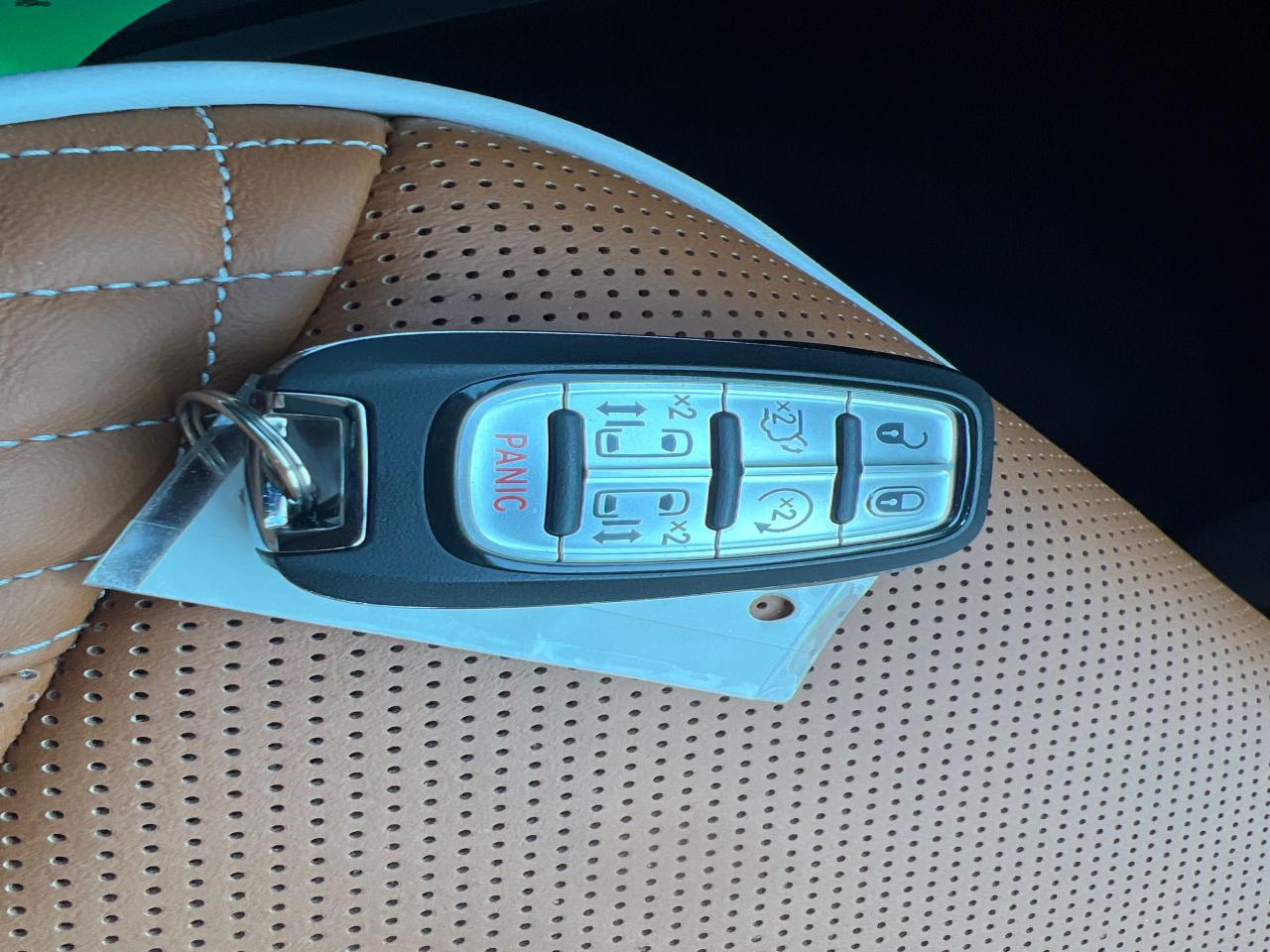 2024 Chrysler Pacifica Hybrid Pinnacle Photo