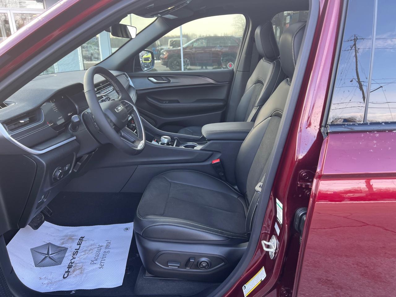 2025 Jeep Grand Cherokee Laredo Photo