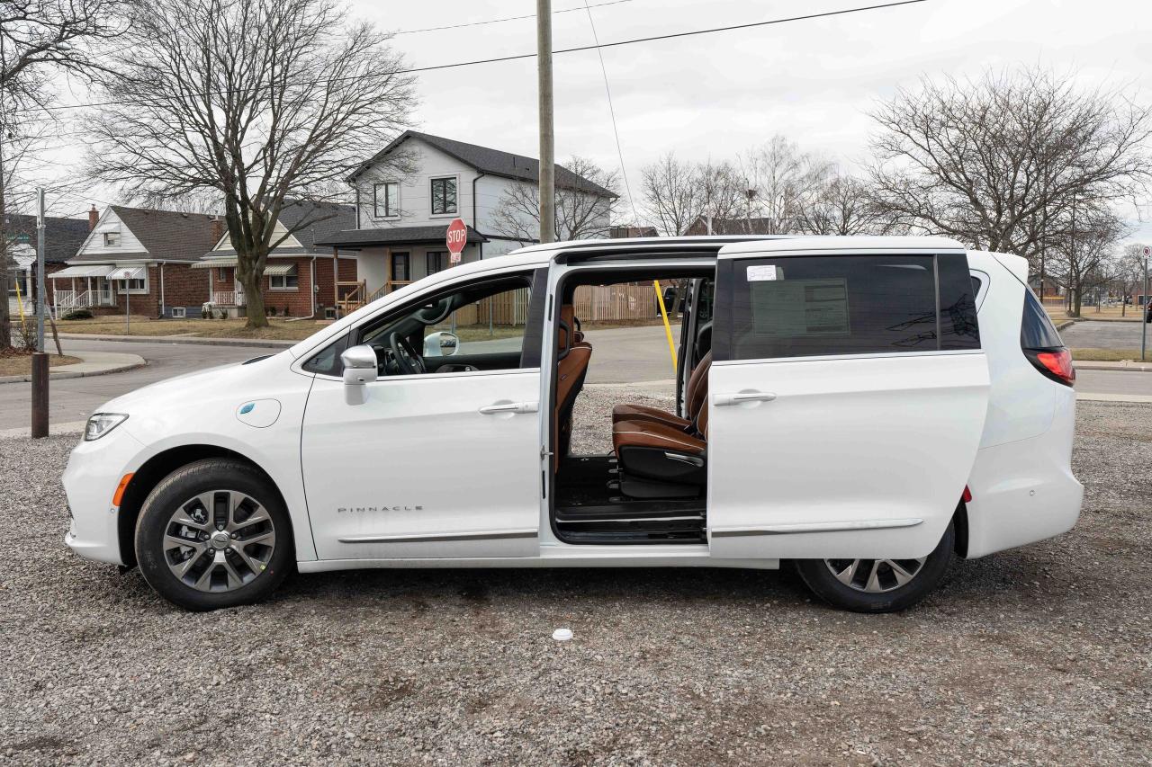 2024 Chrysler Pacifica Hybrid PINNACLE   PHEV   PREMIUM LEATHER SEATS Photo