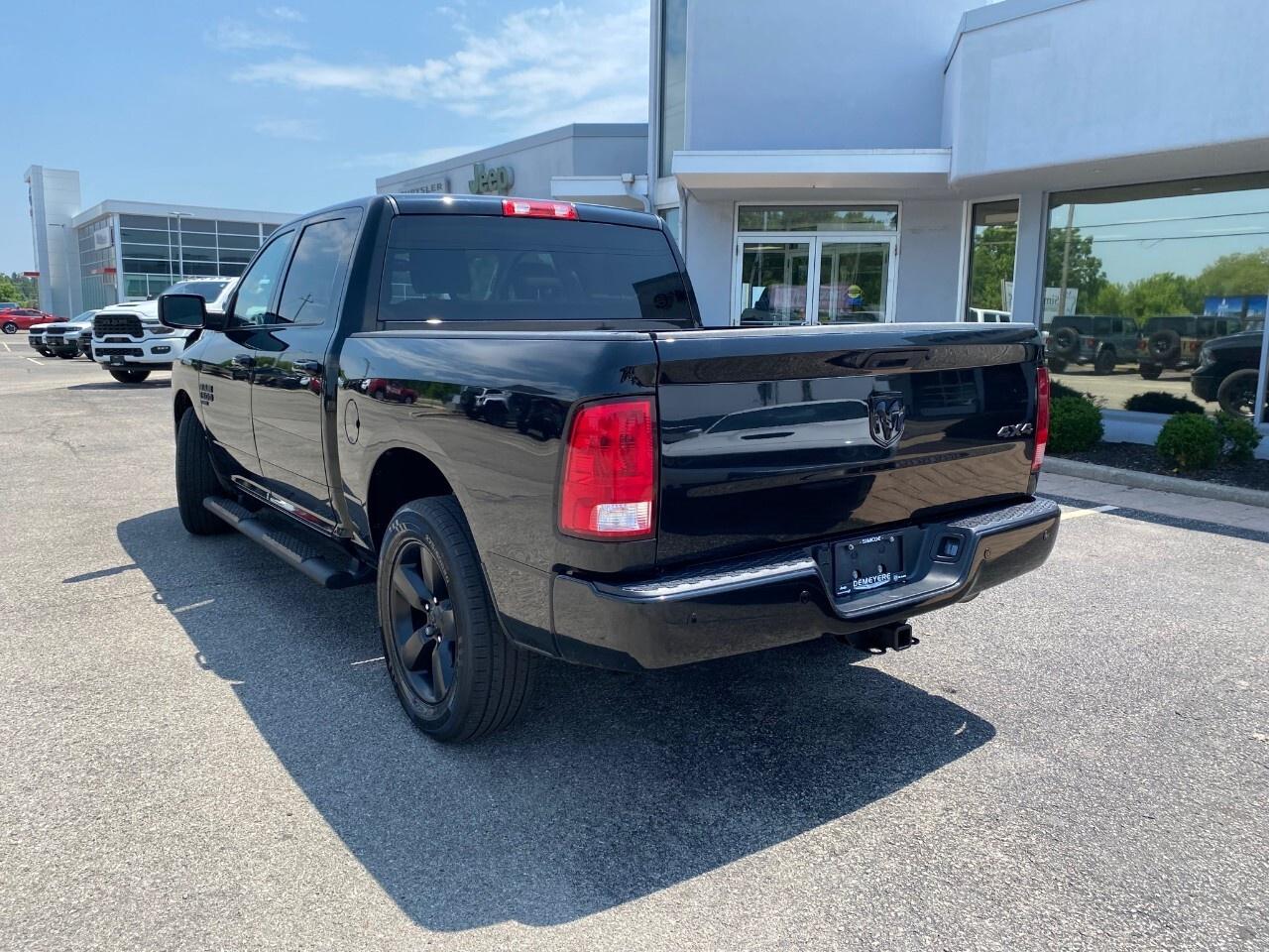 2022 RAM 1500 Classic SLT 4x4 Crew Cab 5'7 Box Photo2