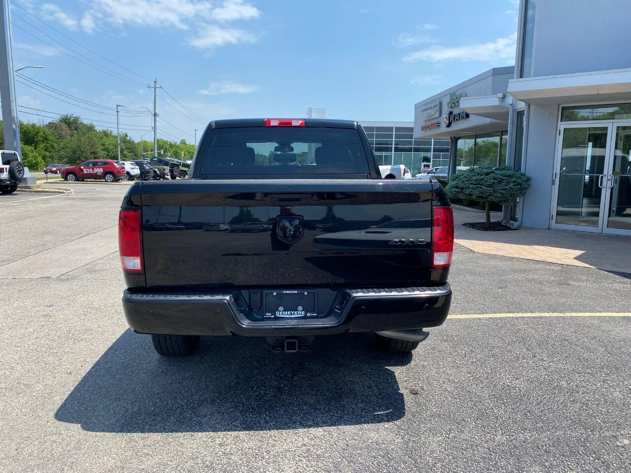 2022 RAM 1500 Classic SLT 4x4 Crew Cab 5'7 Box Photo3