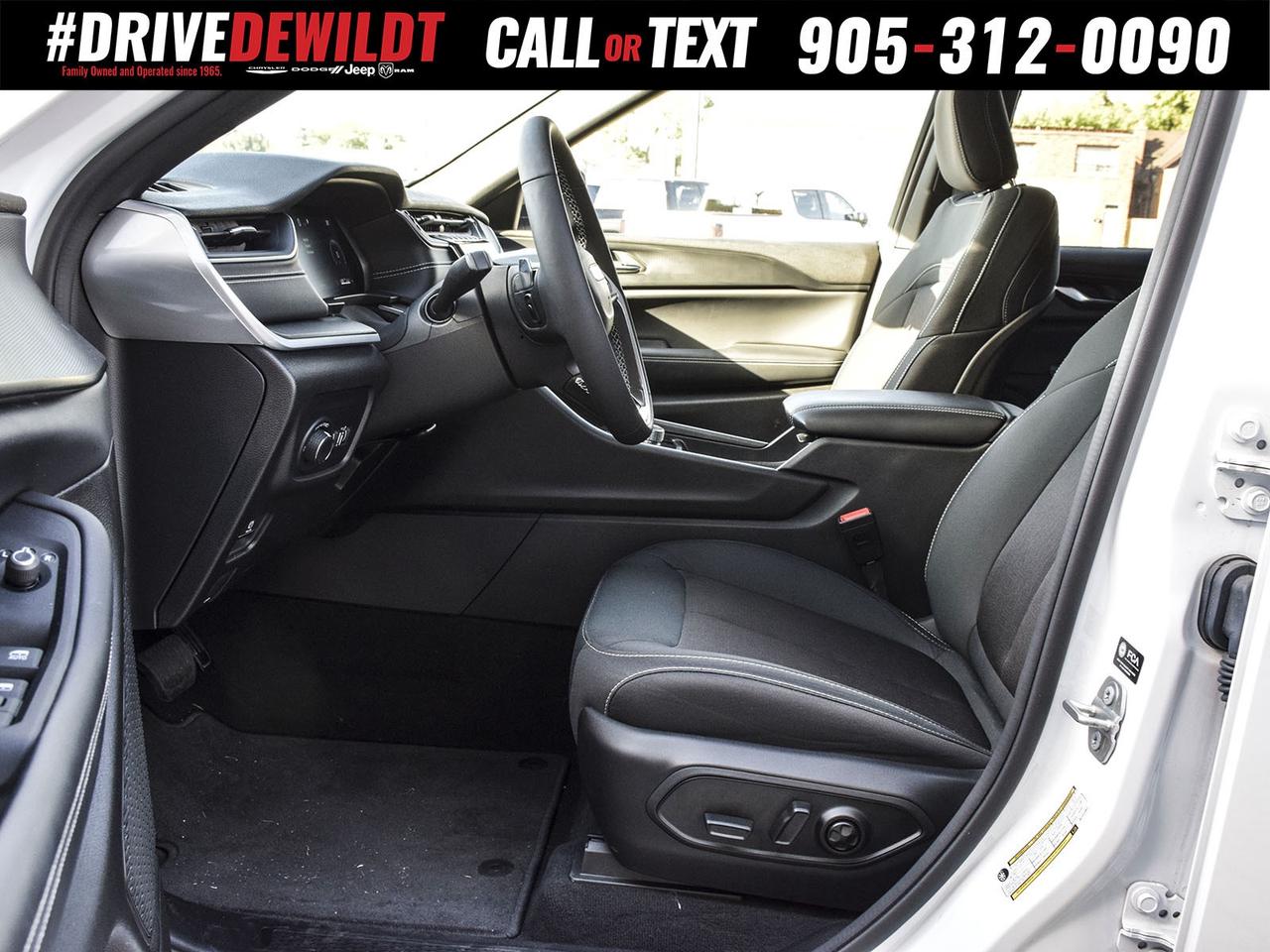 2024 Jeep Grand Cherokee LAREDO   POWER SUNROOF   LOW KM! Photo