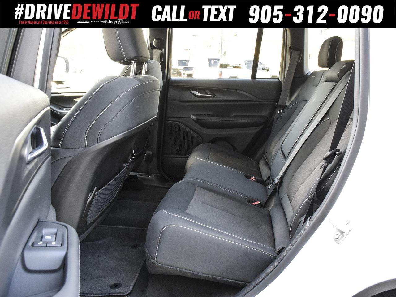 2024 Jeep Grand Cherokee LAREDO   POWER SUNROOF   LOW KM! Photo