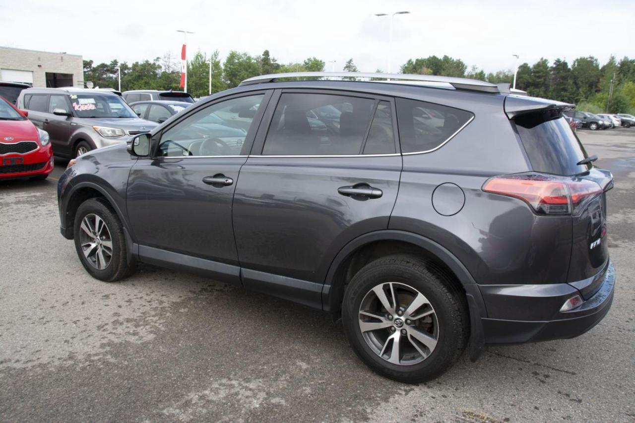 2018 Toyota RAV4 LE Photo2