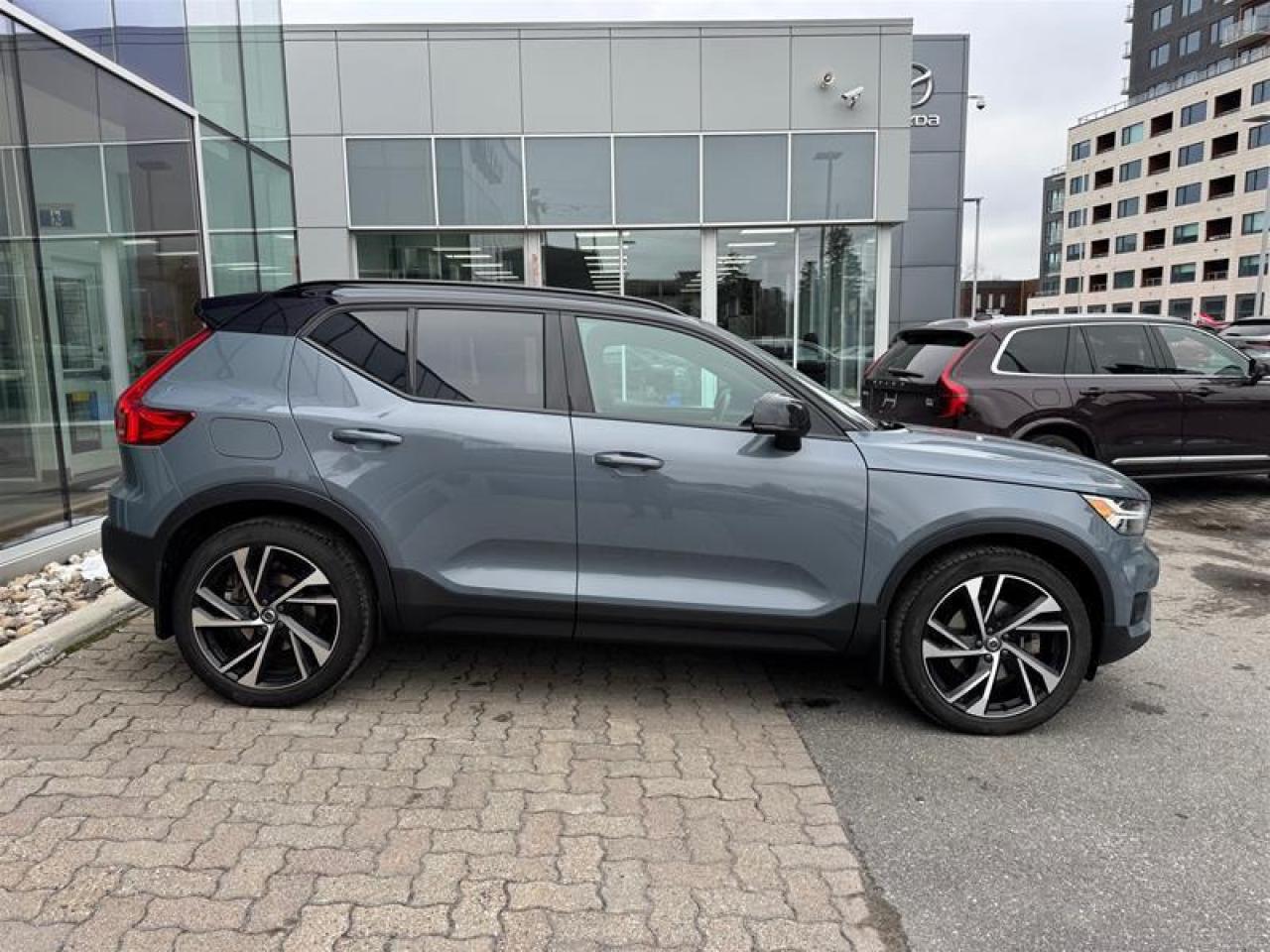 2022 Volvo XC40 T5 AWD R-Design Photo