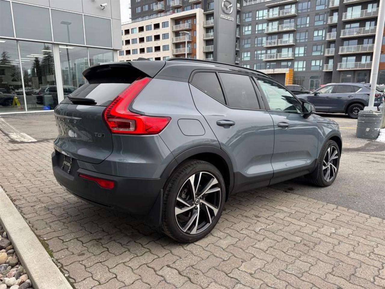 2022 Volvo XC40 T5 AWD R-Design Photo