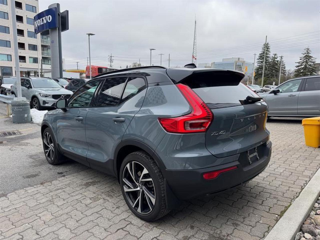 2022 Volvo XC40 T5 AWD R-Design Photo3