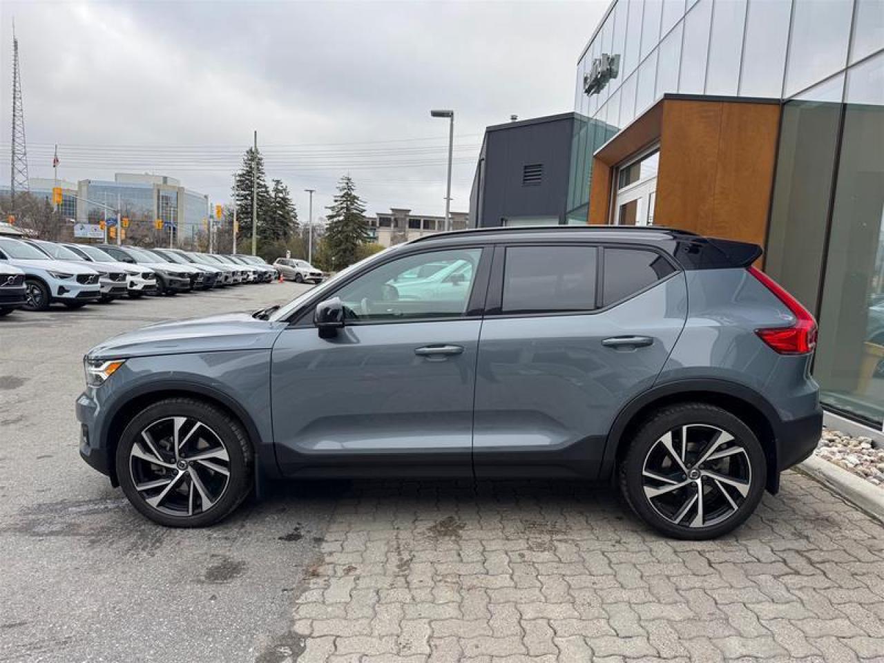 2022 Volvo XC40 T5 AWD R-Design Photo