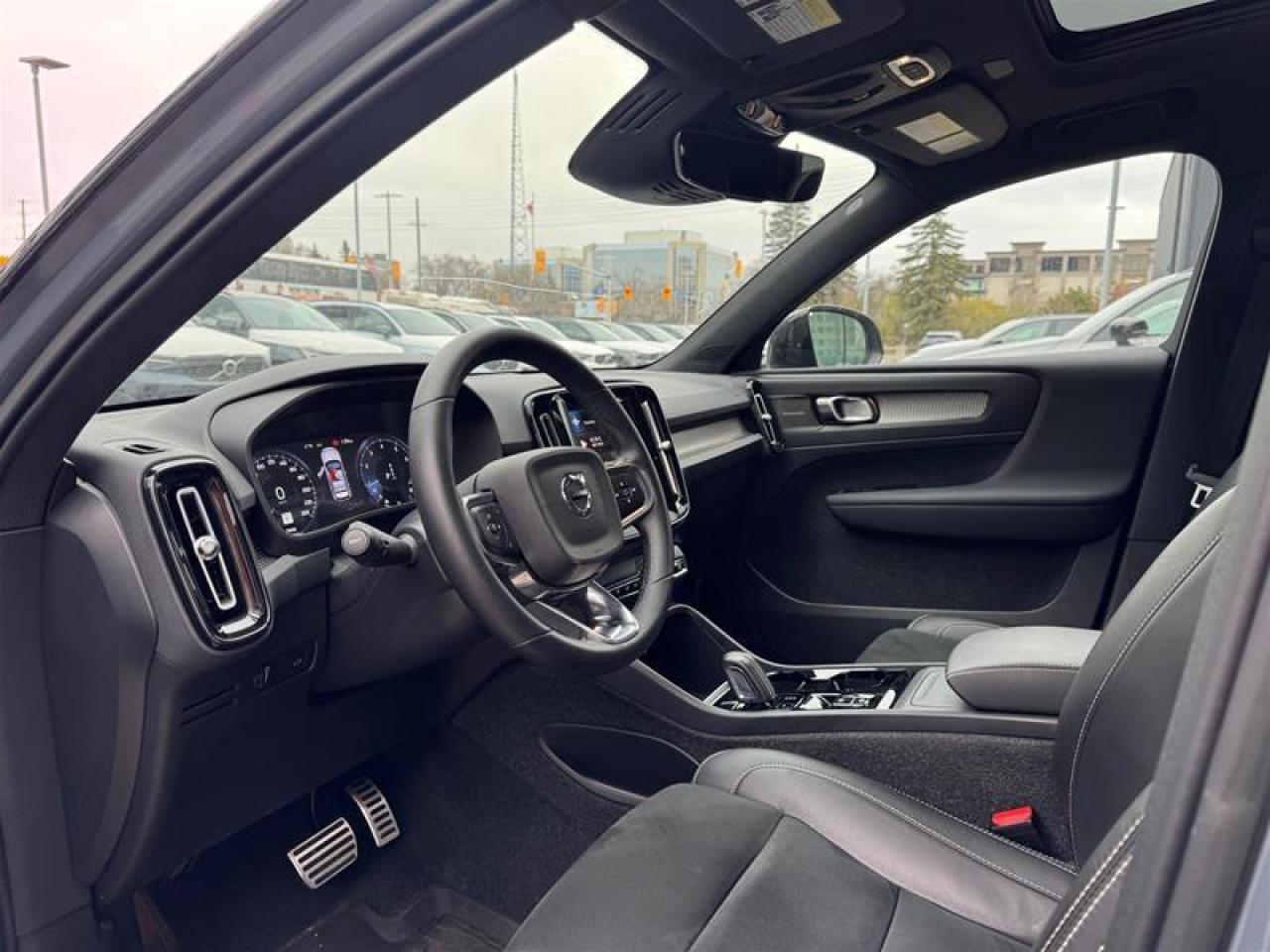 2022 Volvo XC40 T5 AWD R-Design Photo