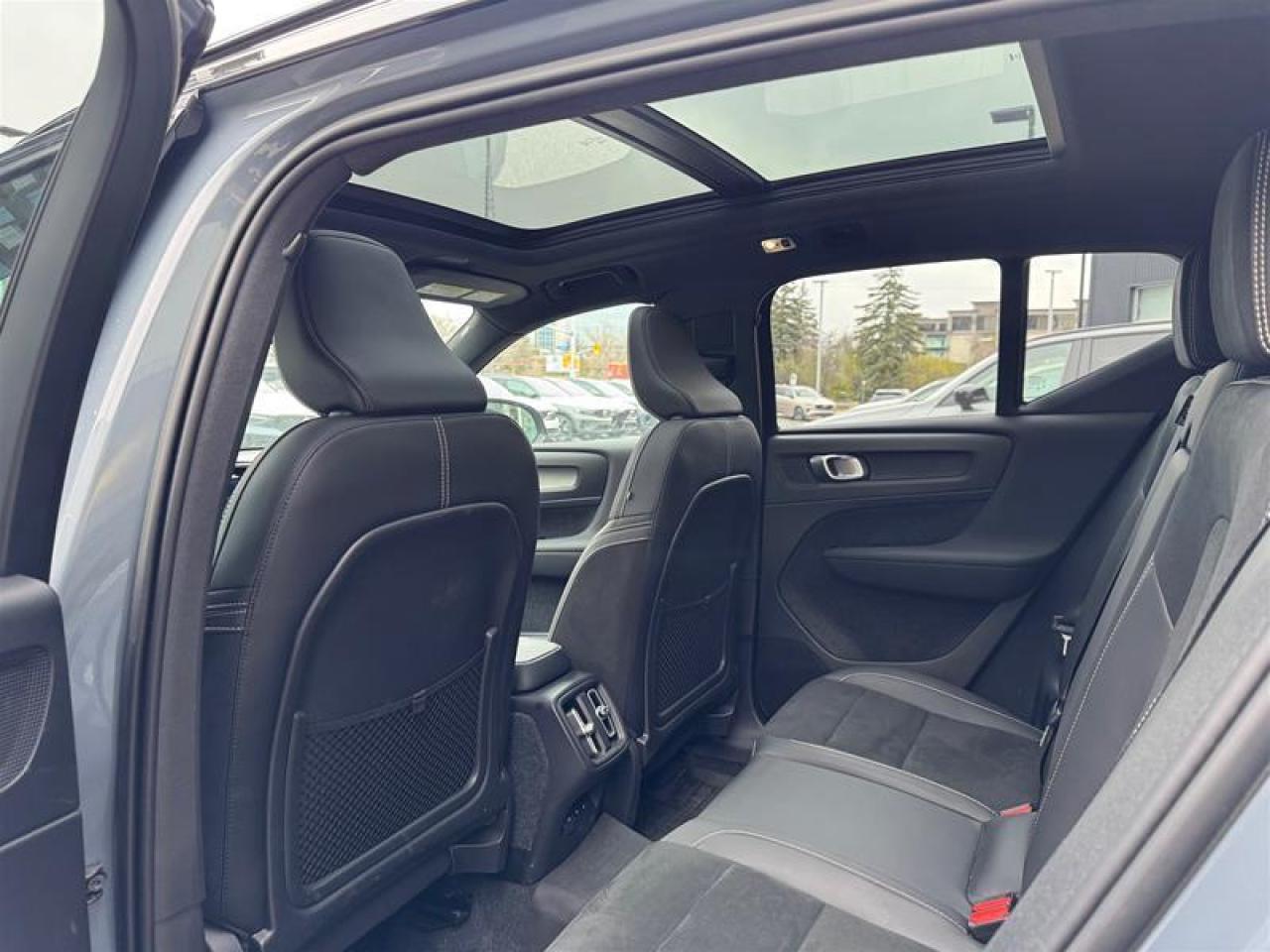 2022 Volvo XC40 T5 AWD R-Design Photo