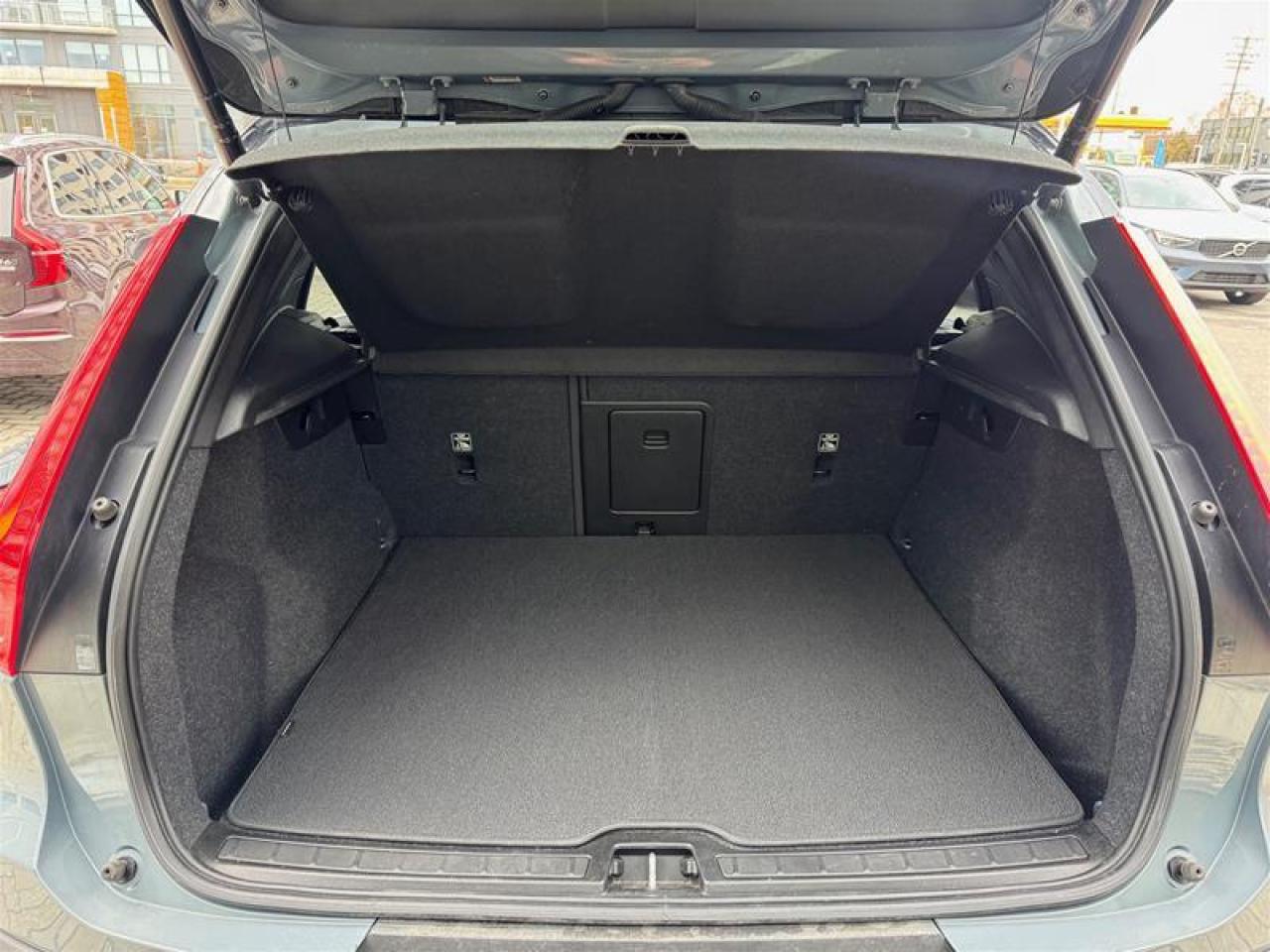 2022 Volvo XC40 T5 AWD R-Design Photo