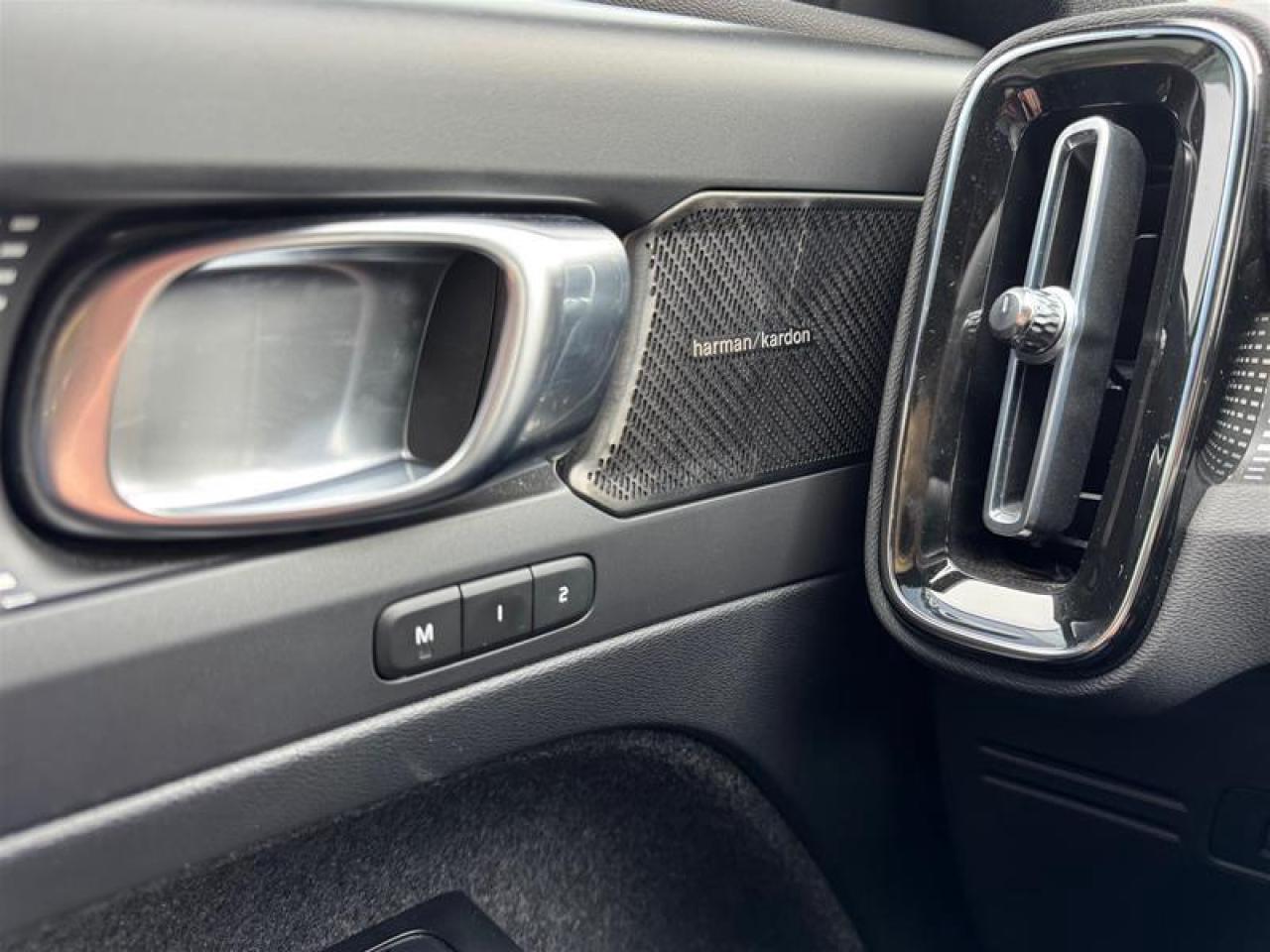 2022 Volvo XC40 T5 AWD R-Design Photo