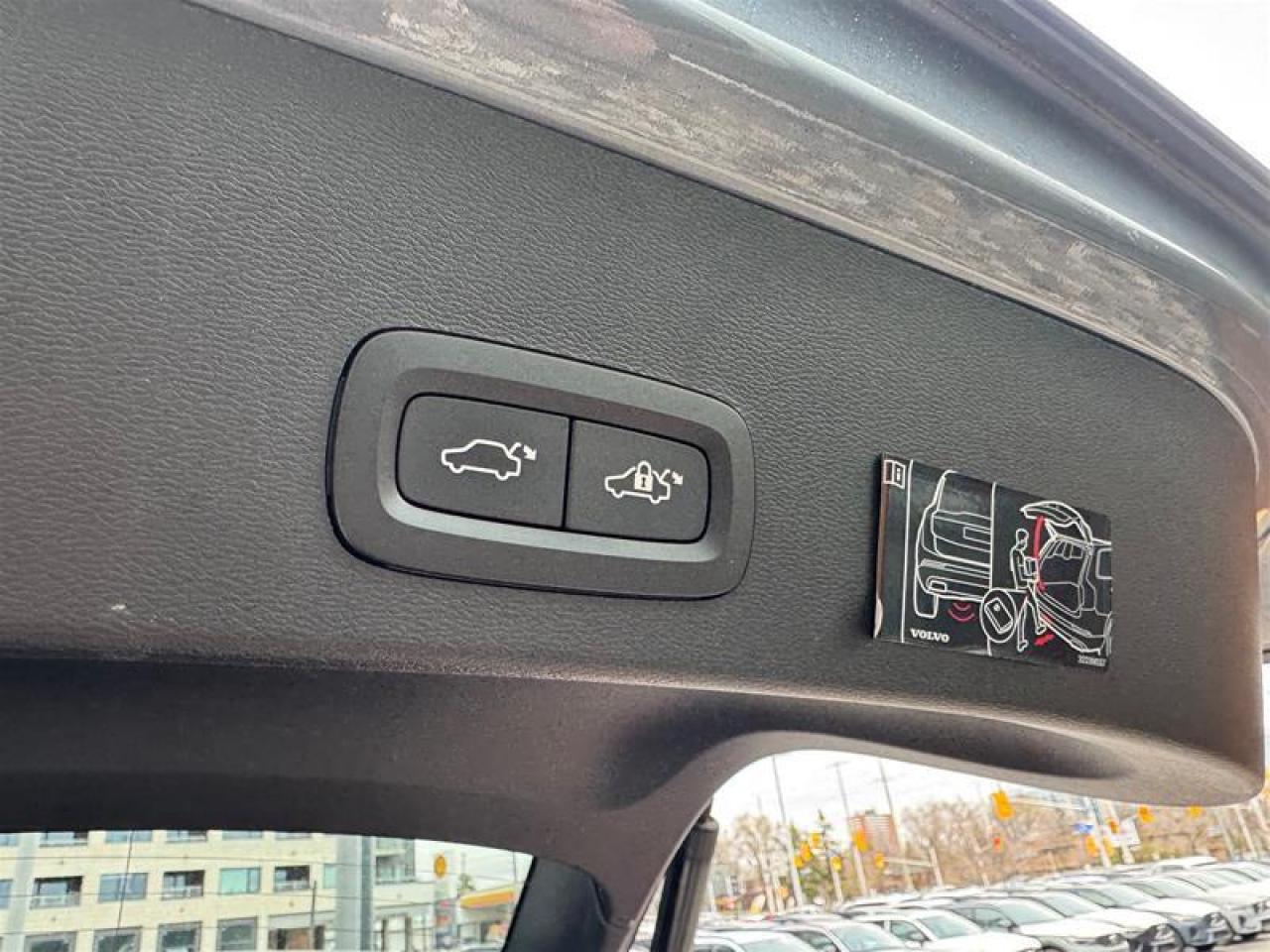 2022 Volvo XC40 T5 AWD R-Design Photo