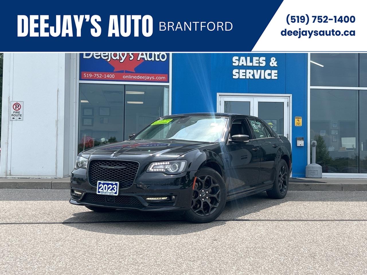 2023 Chrysler 300 Touring    Panoramic Roof    AWD I  NAV Photo