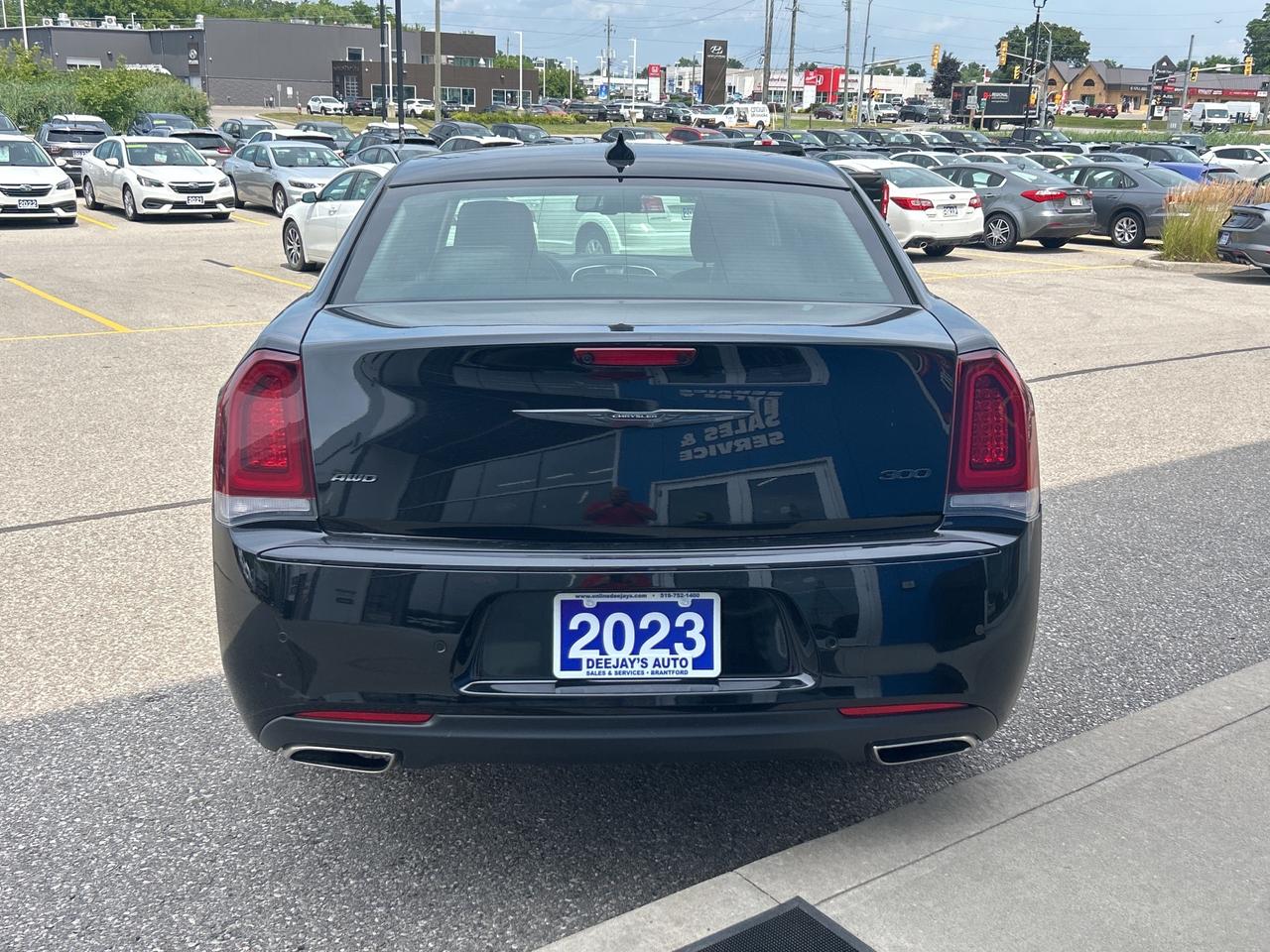 2023 Chrysler 300 Touring    Panoramic Roof    AWD I  NAV Photo