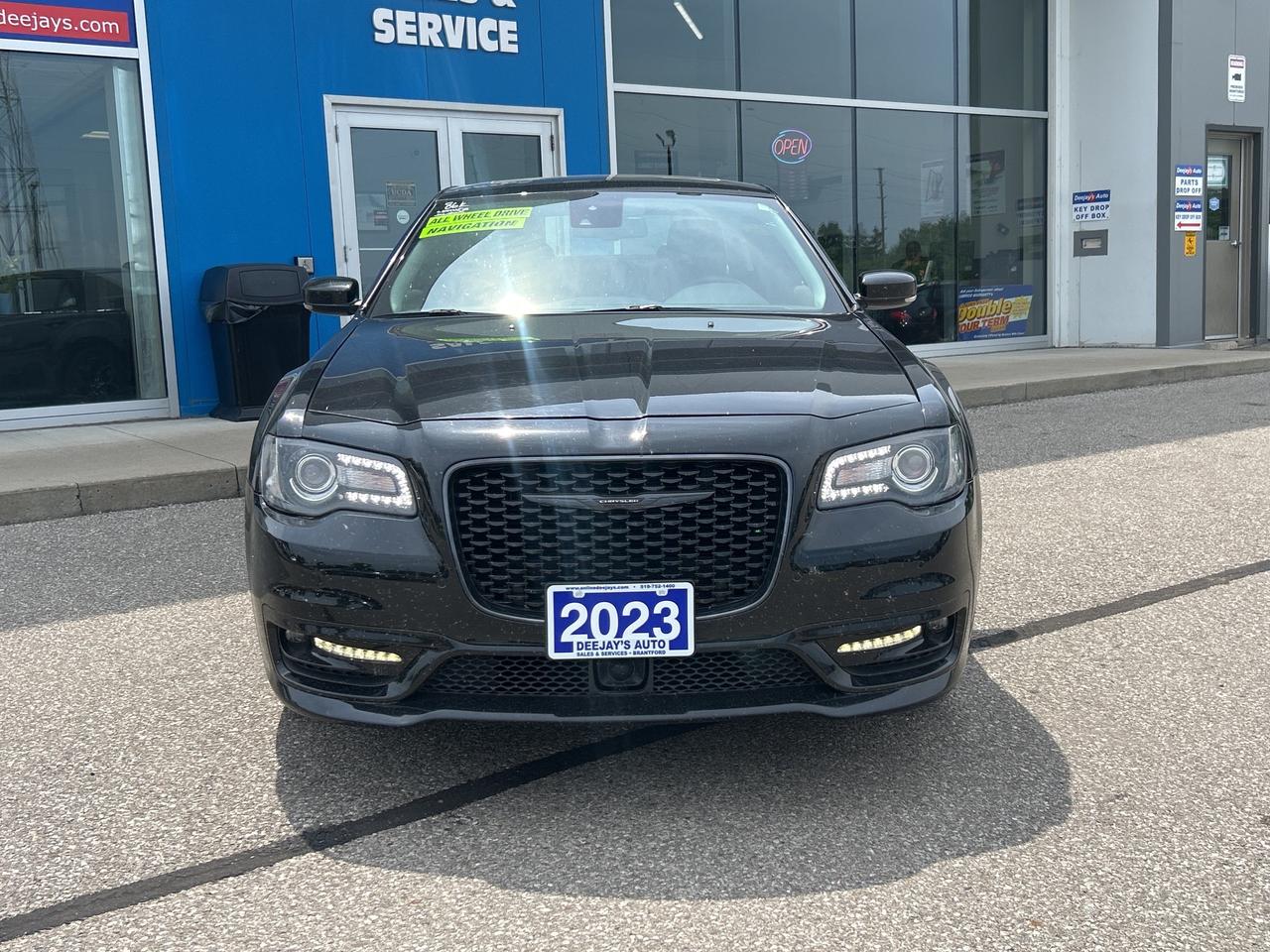2023 Chrysler 300 Touring    Panoramic Roof    AWD I  NAV Photo