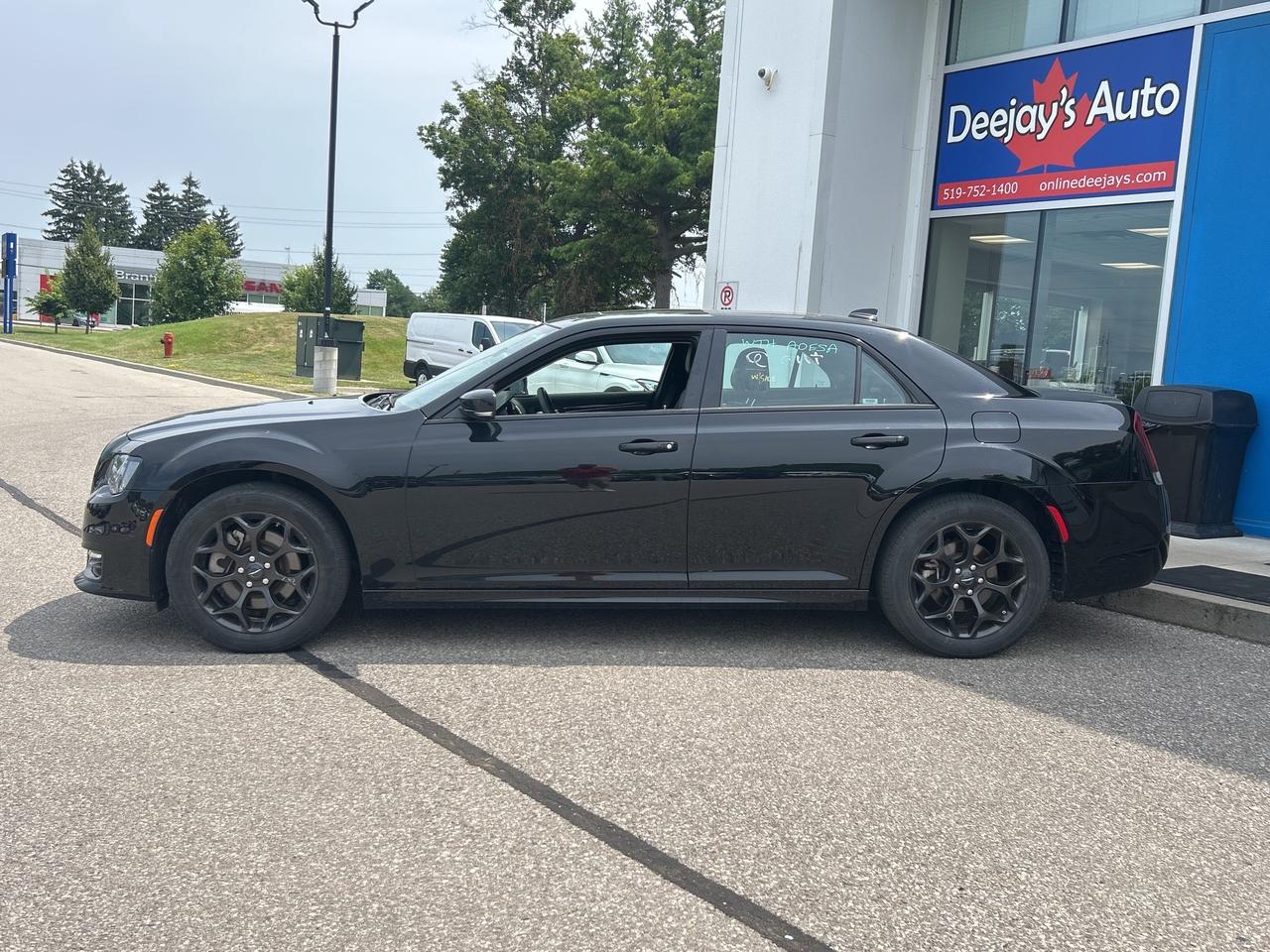 2023 Chrysler 300 Touring    Panoramic Roof    AWD I  NAV Photo